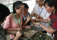 歡樂迎端午，開心包粽子，明一快樂一家人