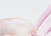 母乳喂養誤解：定時給寶寶喂奶