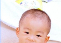 寶寶坐太久會影響骨骼發育 