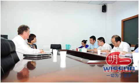 明一奶粉技術人員與JAN WILLEM VELDSINK進行技術交流 明一奶粉技術人員與JAN WILLEM VELDSINK進行技術交流