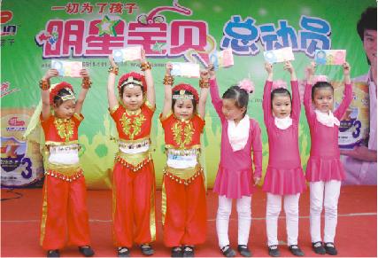 小朋友在活動現場表演精彩的節目 小朋友在活動現場表演精彩的節目