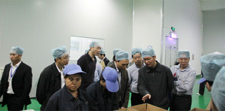 食品安全督查組在明一生產車間認真查看生產情況