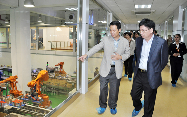 集團董事局主席向黃局長介紹明一國際高科技生產技術